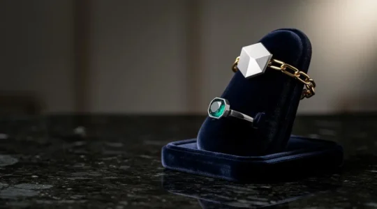 Bijoux de haute joaillerie signés exposés en lumière douce, symbolisant l'investissement patrimonial