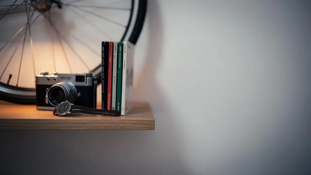 Salon lumineux avec des objets du quotidien de valeur moyenne mis en valeur sous une lumière protectrice, symbolisant l'adaptation d'une assurance habitation