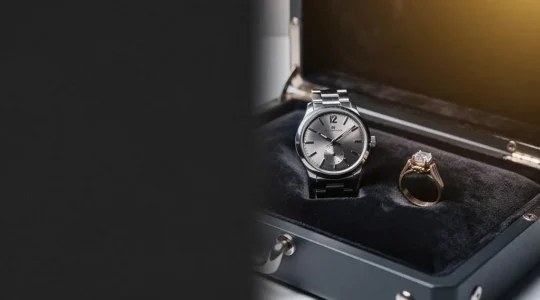 Montre de luxe et bijou précieux mis en lumière sur un écrin, symbolisant la protection totale offerte par un contrat d'assurance en valeur agréée