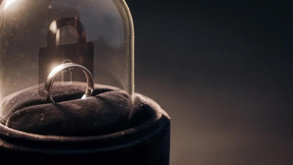 Bijou précieux protégé sous une cloche de verre, symbolisant l'équilibre entre sécurité et coût de l'assurance