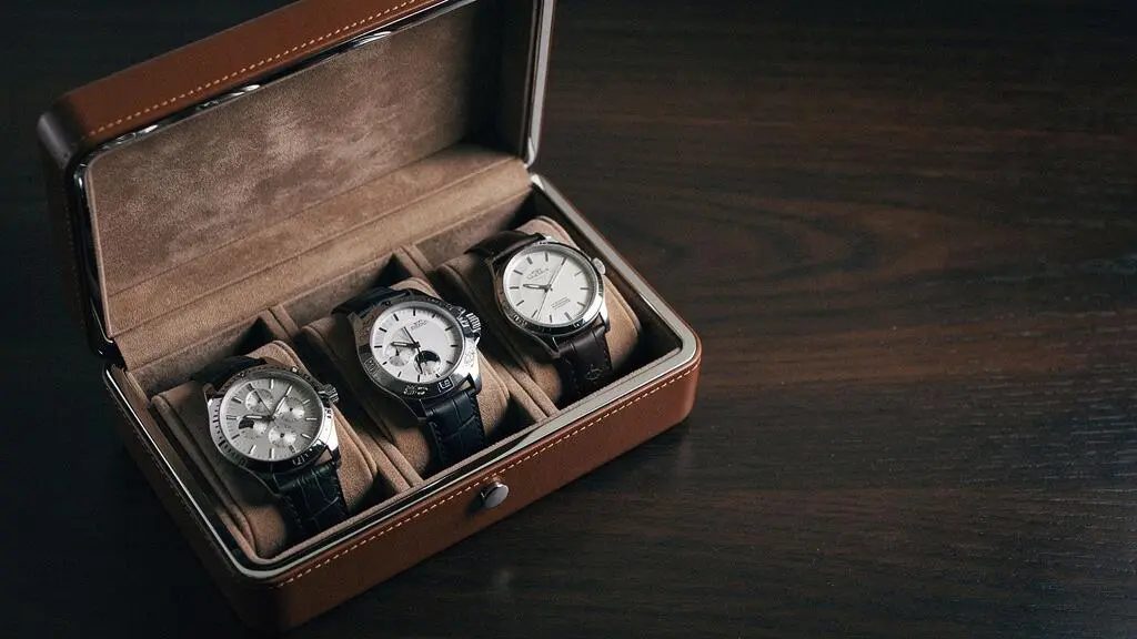 Collection de montres de luxe disposées avec élégance dans un écrin ouvert, évoquant patrimoine et prudence face à la spéculation