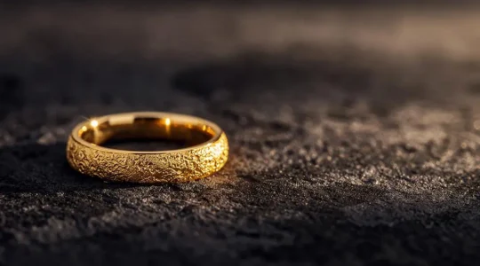 Bague en or 18 carats posée en gros plan, symbole de qualité et de transmission familiale