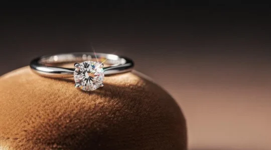 Bague solitaire en diamant mise en valeur sur un fond neutre illustrant le choix des 4C pour optimiser un budget